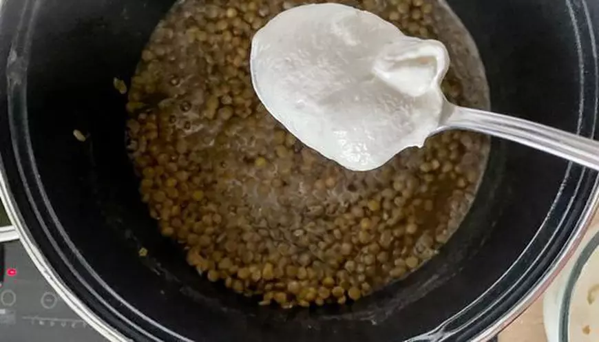 Adăugăm smântâna treptat la lintea și fierbem la foc mic până când aceasta devine moale.