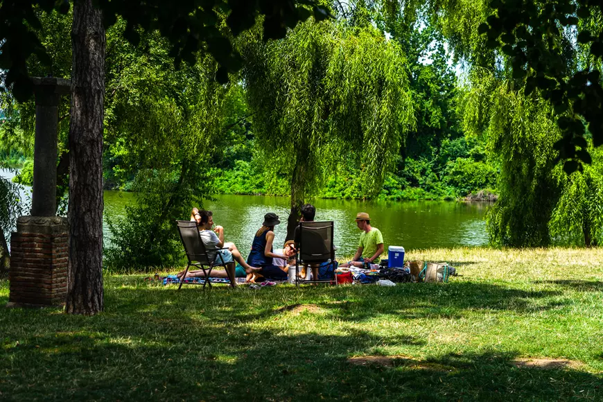 Curiozități despre Palatul Mogoșoaia - Imagine cu un grup de tineri la picnic în Parcul Mogoşoaia.