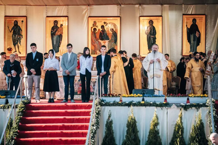 Olimpic internațional, evacuat din casă acum doi ani, premiat de Mitropolitul Moldovei. Cine sunt oamenii care au primit distincții de Sfânta Parascheva