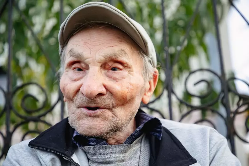 REPORTAJ. Viața la 102 ani. Cu schijele de pe frontul din Crimeea încă în corp, Ioan Loghin se bucură că vede din nou: „Mi-era dor de oameni”