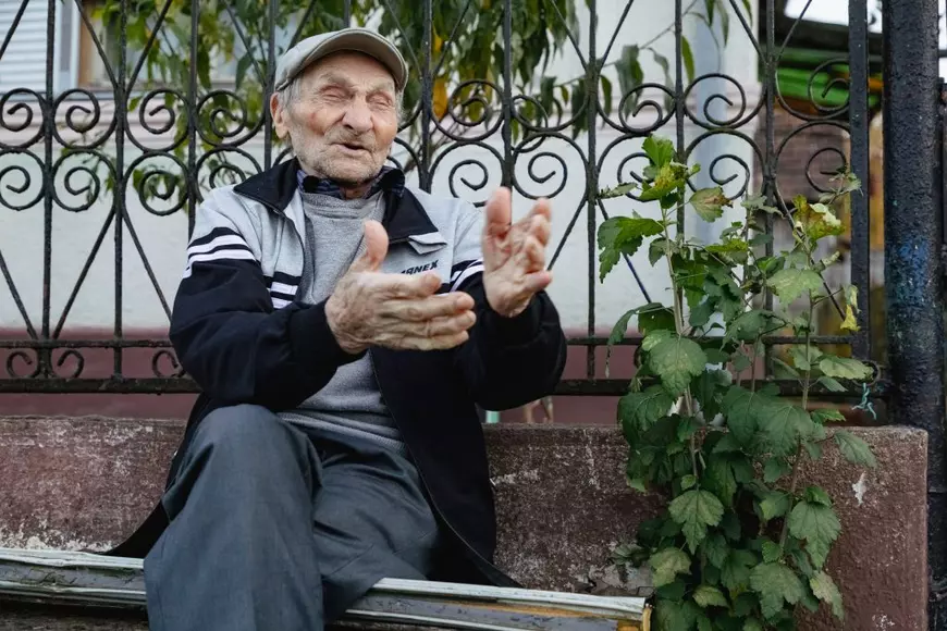 REPORTAJ. Viața la 102 ani. Cu schijele de pe frontul din Crimeea încă în corp, Ioan Loghin se bucură că vede din nou: „Mi-era dor de oameni”