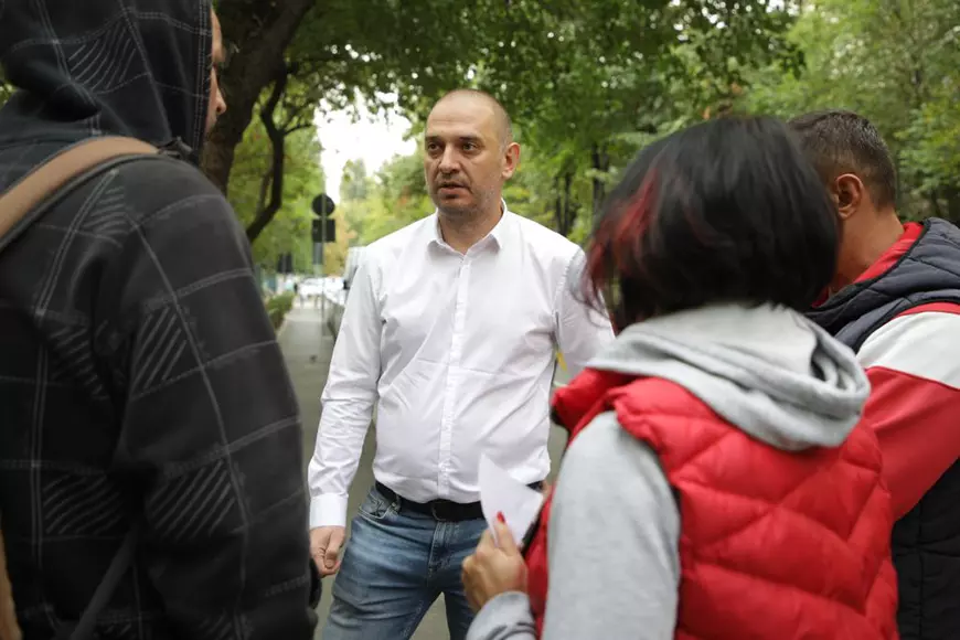 Noapte albă la coadă ca să prindă un loc la afterschool, la o școală din Sectorul 2: „Nu e normal ca unii să rămână pe dinafară”. Ce spune primarul