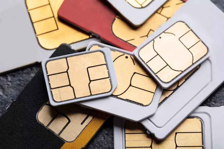 Cum se foloseşte eSIM-ul unui telefon - Imagine cu mai multe cartele SIM fizice.