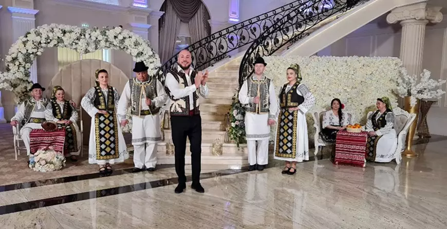 Cine este Vlad Ivaniuc, artistul de muzică populară care a slăbit 30 de kilograme. Interpretul a lucrat ca agent de pază