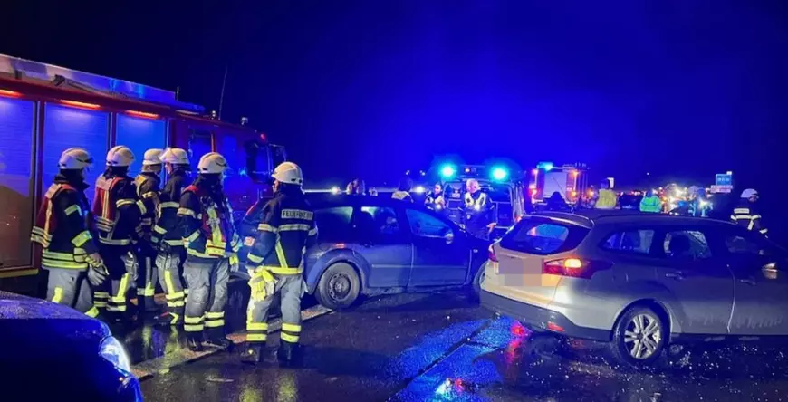 Accident cu 32 de mașini, pe o autostradă din Germania. 60 de oameni s-au adăpostit în autobuzele pompierilor