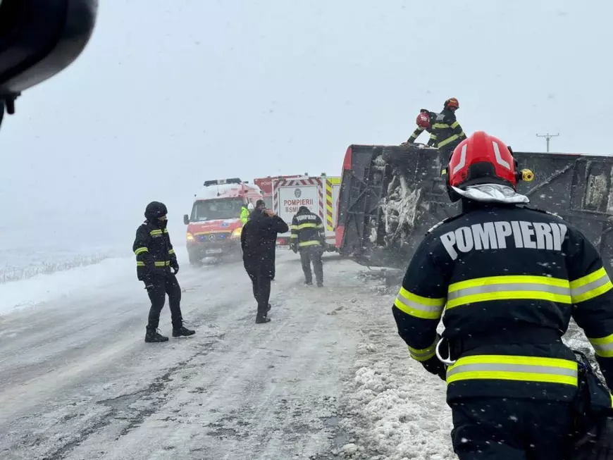Un autocar cu 40 de oameni s-a răsturnat pe DN24, în județul Vaslui. 15 răniți, a fost activat Planul roșu de intervenție