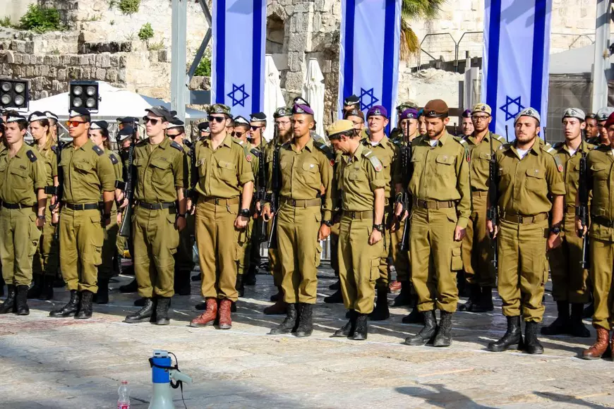 Ce înseamnă serviciul militar obligatoriu în Israel - Imagine cu mai mulţi soldaţi israelieni, aşezaţi în formaţie.