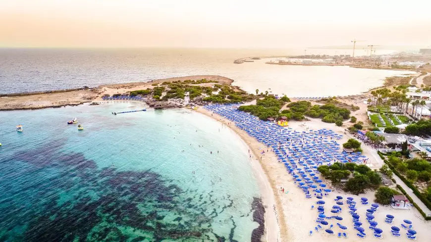Unde poți face plajă în luna noiembrie în Europa - Imagine cu o plajă din Ayia Napa (Cipeu)
