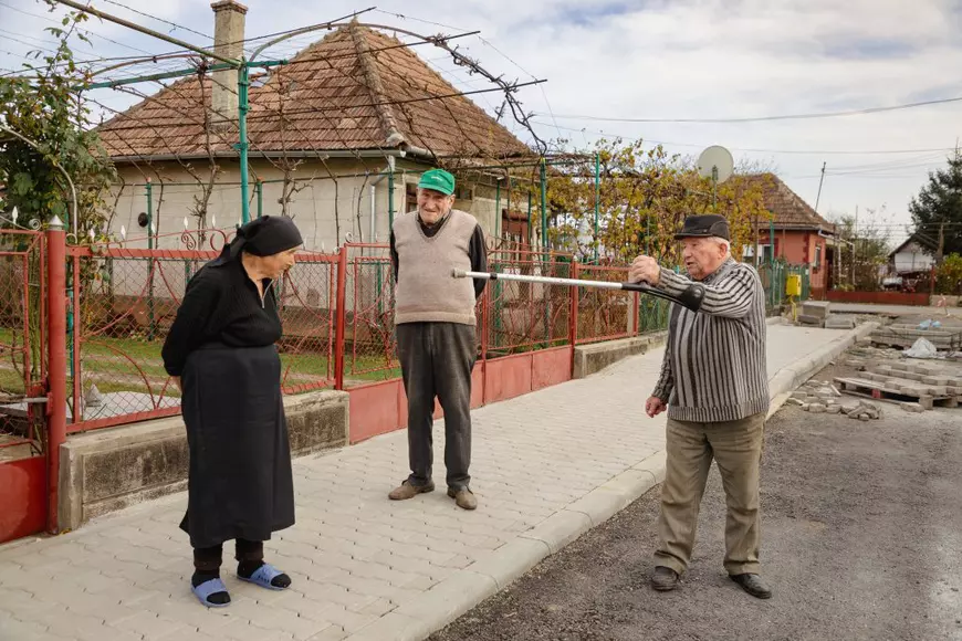 REPORTAJ. Cum trăiesc vecinii cu baza aeriană Câmpia Turzii: „Trec drone, ne pozează și când mergem la WC”