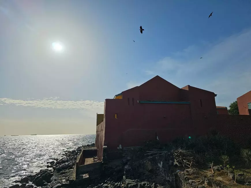 REPORTAJ DIN AFRICA. „Istoria nu putem să o schimbăm, dar putem să tragem învățăminte”. Klaus Iohannis, declarații după ce a intrat în Casa Sclavilor din Gorée 