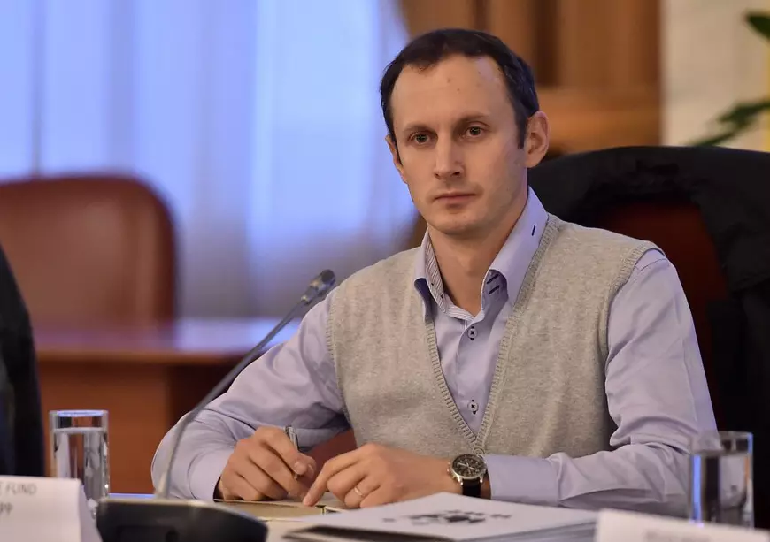 INTERVIU. În această perioadă a anului, urșii mănâncă enorm și pot lua și 4 kg pe zi în greutate. De ce mâncarea de tomberon e fast-food și de ce revin urșii în localități