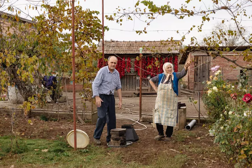 REPORTAJ. Cum trăiesc vecinii cu baza aeriană Câmpia Turzii: „Trec drone, ne pozează și când mergem la WC”