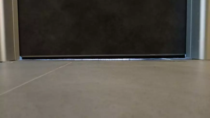 Căminele au uși noi, dar nu toate se închid bine. Unele au un spațiu gol, mare, până în podea, așa că au fost montate, ulterior, niște improvizații