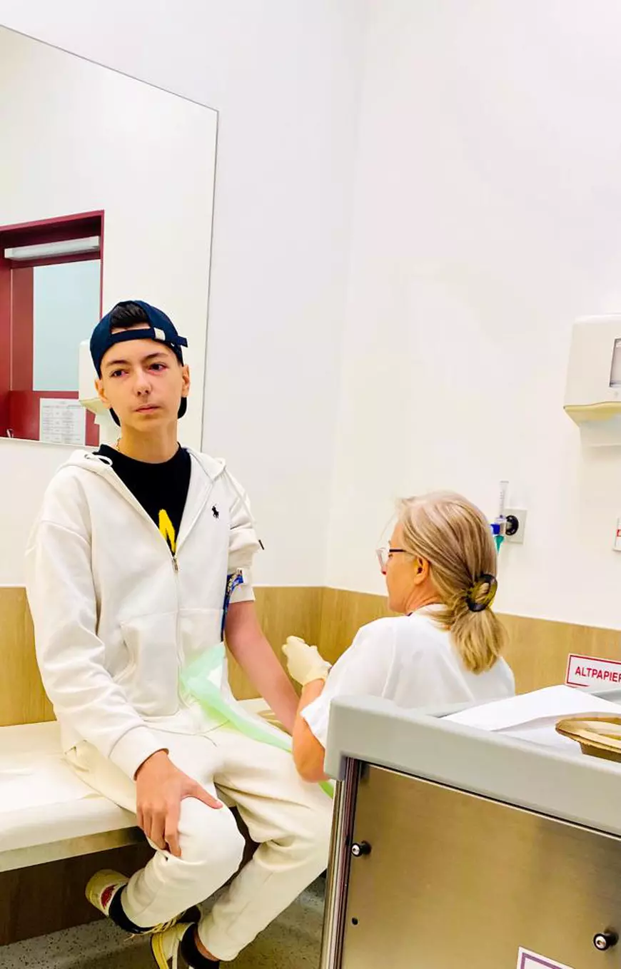 Liviu a trecut testele medicale pentru operația de îndreptare a oaselor toracice. Băiatul bolnav de cancer și morbus osler are nevoie de 200.000 de euro pentru intervenție