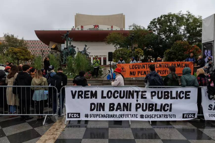 Protestul oamenilor care luptă pentru dreptul de a avea un acoperiș deasupra capului: „În ziua de azi, locuințele reprezintă doar un interes economic pentru mafia imobiliară”