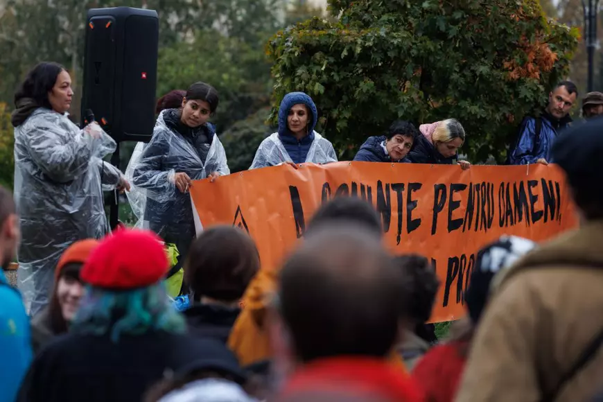 Protestul oamenilor care luptă pentru dreptul de a avea un acoperiș deasupra capului: „În ziua de azi, locuințele reprezintă doar un interes economic pentru mafia imobiliară”