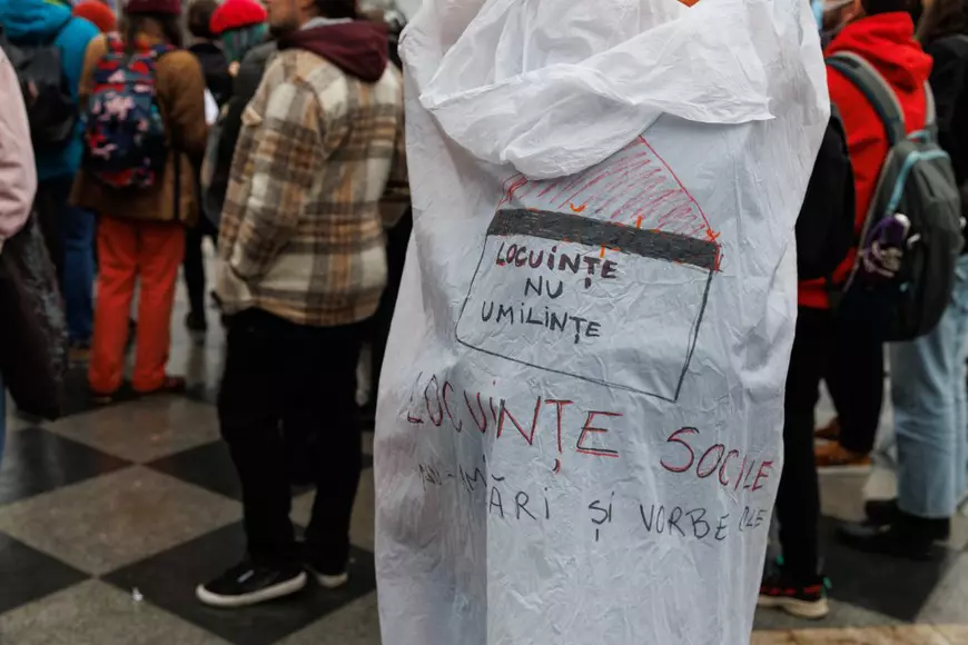 Protestul oamenilor care luptă pentru dreptul de a avea un acoperiș deasupra capului: „În ziua de azi, locuințele reprezintă doar un interes economic pentru mafia imobiliară”