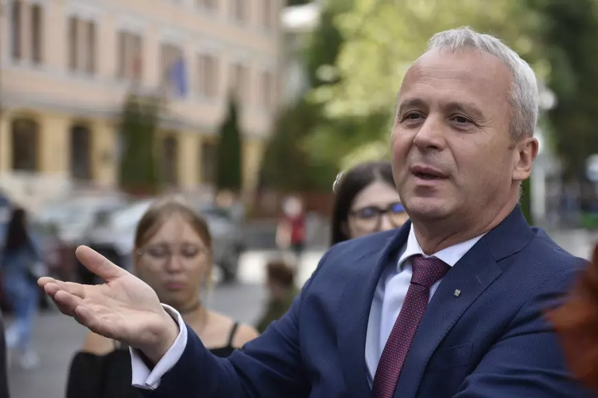 Topul celor mai prosperi rectori din România. Ce conducător de universitate ar putea să-și ia o Tesla la fiecare două luni