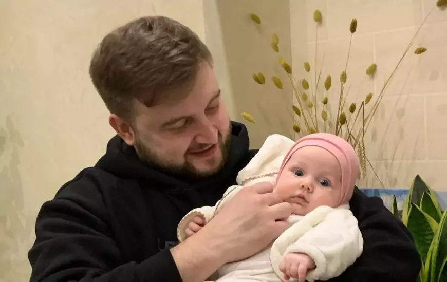 Tatăl care și-a găsit fiica de 3 luni și soția ucise în bombardamentele rusești a murit și el pe front. Se înrolase ca să se răzbune pe ruși