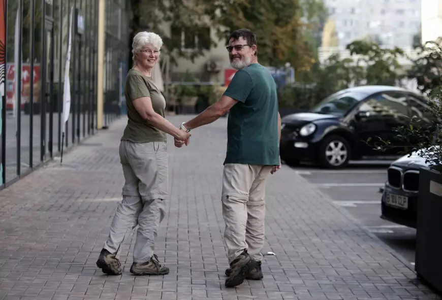 ROMÂNIA EXPRES. După ce și-au vândut casa din Australia, doi soți au mers 1.200 km pe jos și au descoperit bunătatea bătrânilor noștri: „Cu nimicul pe care îl aveau, au sărit să ajute”