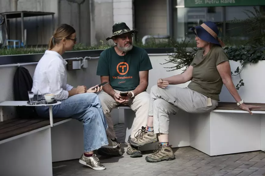 ROMÂNIA EXPRES. După ce și-au vândut casa din Australia, doi soți au mers 1.200 km pe jos și au descoperit bunătatea bătrânilor noștri: „Cu nimicul pe care îl aveau, au sărit să ajute”