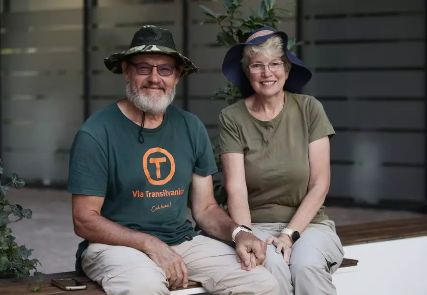 ROMÂNIA EXPRES. După ce și-au vândut casa din Australia, doi soți au mers 1.200 km pe jos și au descoperit bunătatea bătrânilor noștri: „Cu nimicul pe care îl aveau, au sărit să ajute”