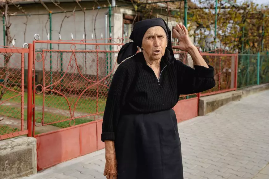 REPORTAJ. Cum trăiesc vecinii cu baza aeriană Câmpia Turzii: „Trec drone, ne pozează și când mergem la WC”