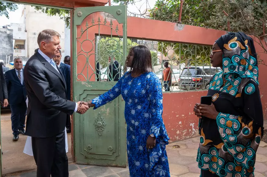 CORESPONDENȚĂ DIN SENEGAL. Klaus Iohannis a vizitat cel mai tragic loc al turneului său african, de unde Nelson Mandela a ieșit cu lacrimi în ochi: Insula Gorée