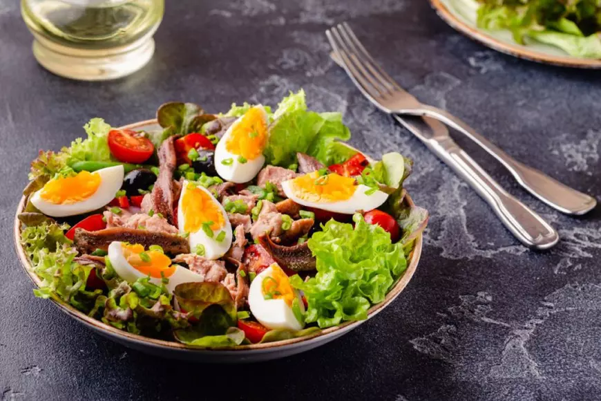 Salată Nicoise clasică cu anșoa