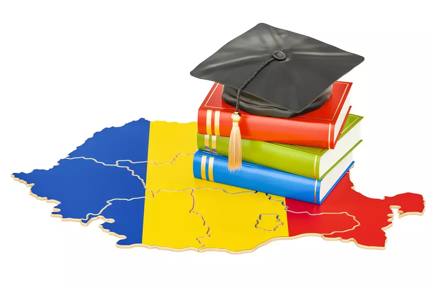 Ce este apoziția - Imagine cu un pachet de cărţi aşezat peste harta României, colorată în culorile drapelului naţional.