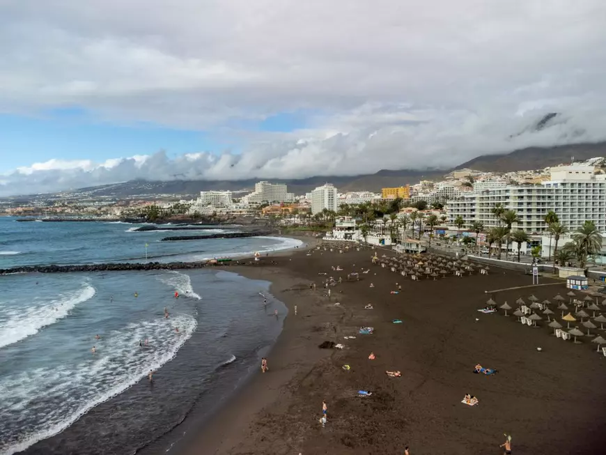 Unde poți face plajă în luna noiembrie în Europa - Imagine cu Playa de las Americas din Tenerife.