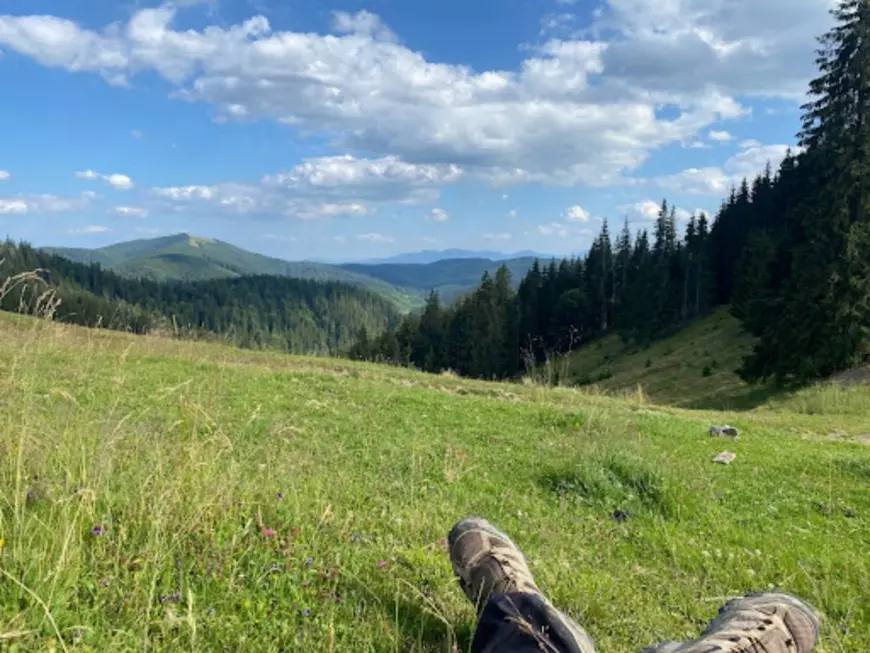 ROMÂNIA EXPRES. După ce și-au vândut casa din Australia, doi soți au mers 1.200 km pe jos și au descoperit bunătatea bătrânilor noștri: „Cu nimicul pe care îl aveau, au sărit să ajute”