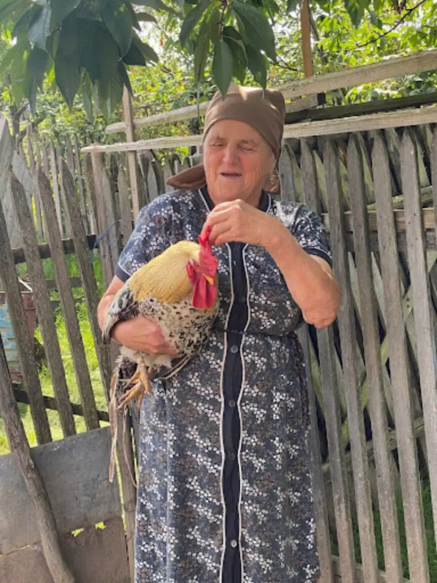 ROMÂNIA EXPRES. După ce și-au vândut casa din Australia, doi soți au mers 1.200 km pe jos și au descoperit bunătatea bătrânilor noștri: „Cu nimicul pe care îl aveau, au sărit să ajute”