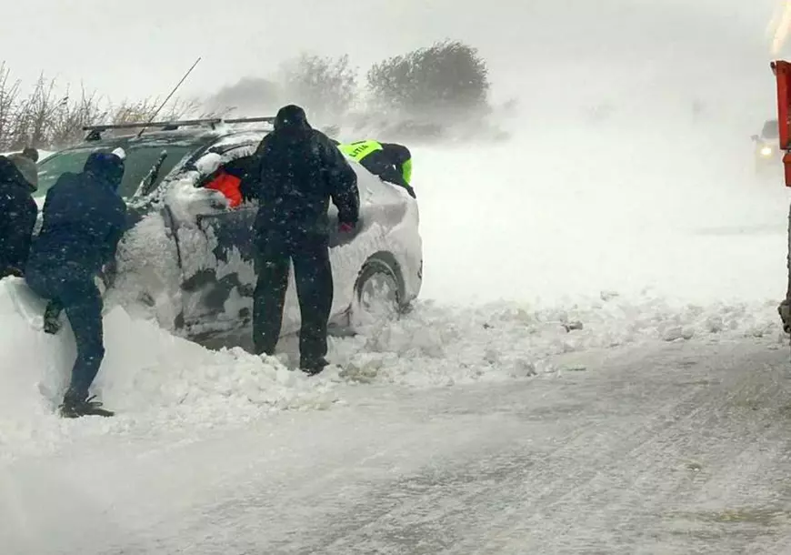 Viscolul și ninsorile au provocat haos în mai multe județe. Sute de localități fără curent, în timp ce orașul Constanța a rămas fără apă potabilă timp de cinci ore