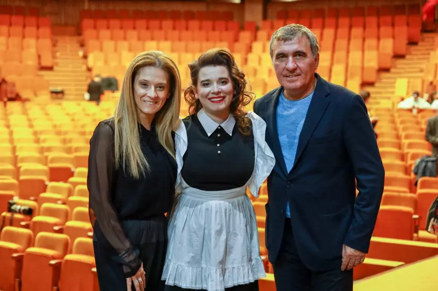 Cu ochii în lacrimi, Kira Hagi și-a îmbrățișat tatăl, la finalul premierei piesei de teatru „Sistemul Perfect”