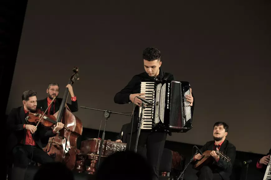 REPORTAJ. „Parcă nu respira nimeni”. Povestea tinerilor lăutari care au strălucit pe o scenă dedicată muzicii clasice