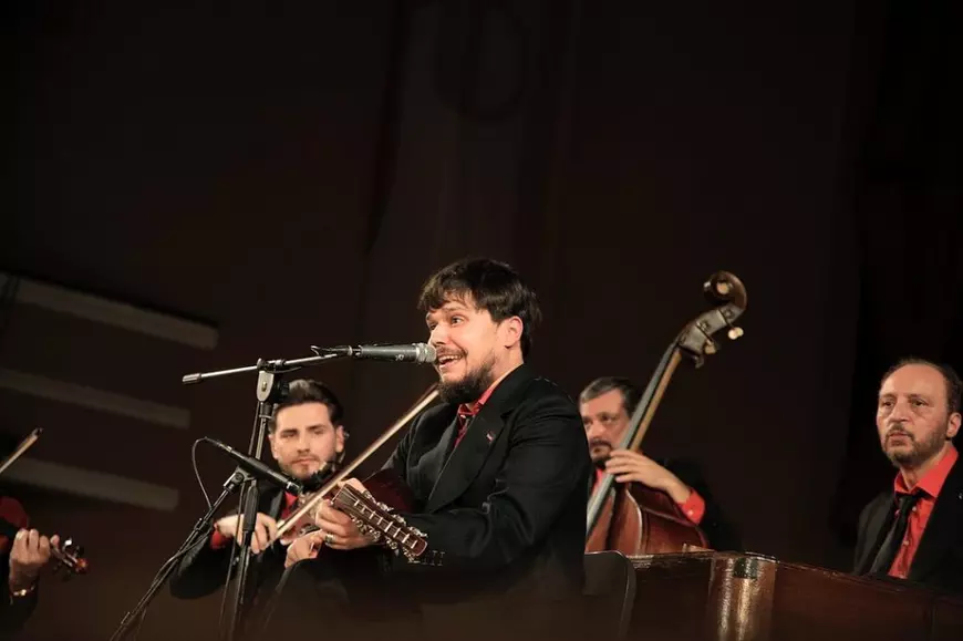 REPORTAJ. „Parcă nu respira nimeni”. Povestea tinerilor lăutari care au strălucit pe o scenă dedicată muzicii clasice