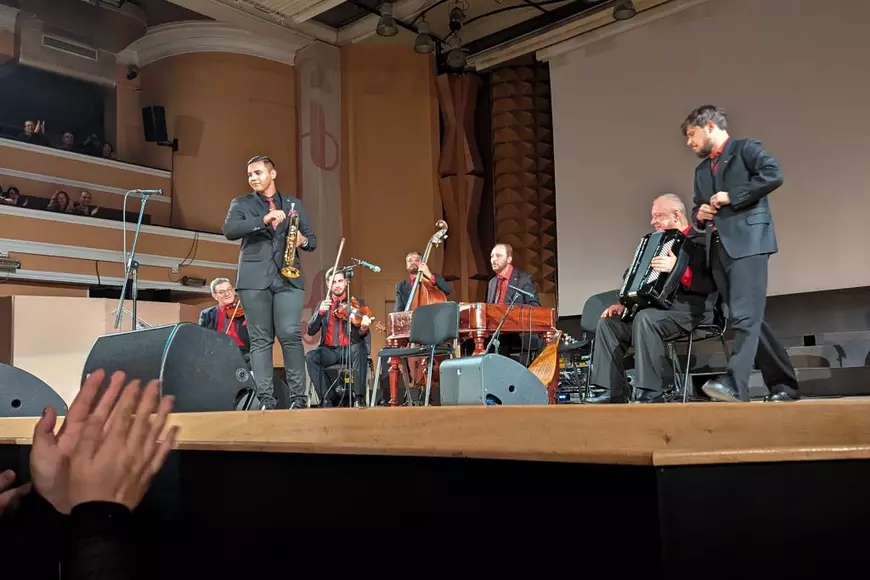 REPORTAJ. „Parcă nu respira nimeni”. Povestea tinerilor lăutari care au strălucit pe o scenă dedicată muzicii clasice