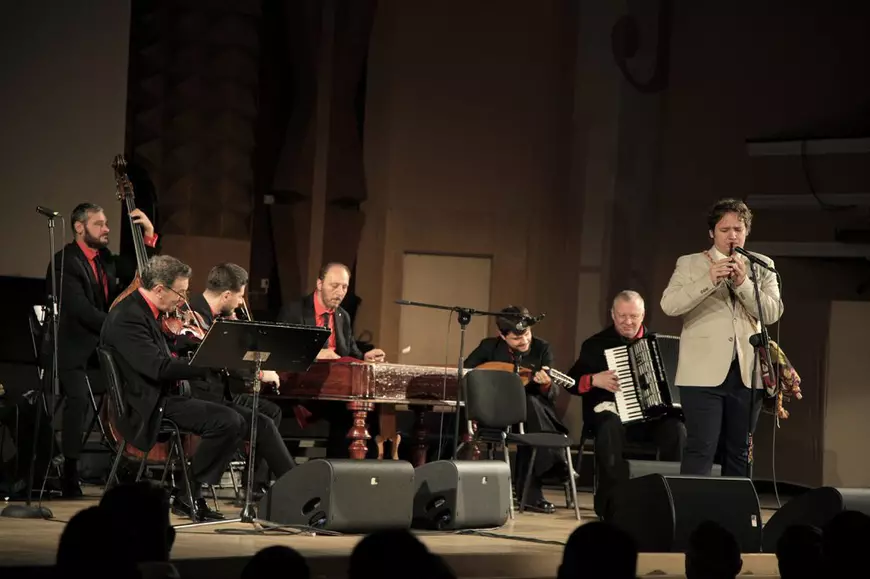 REPORTAJ. „Parcă nu respira nimeni”. Povestea tinerilor lăutari care au strălucit pe o scenă dedicată muzicii clasice