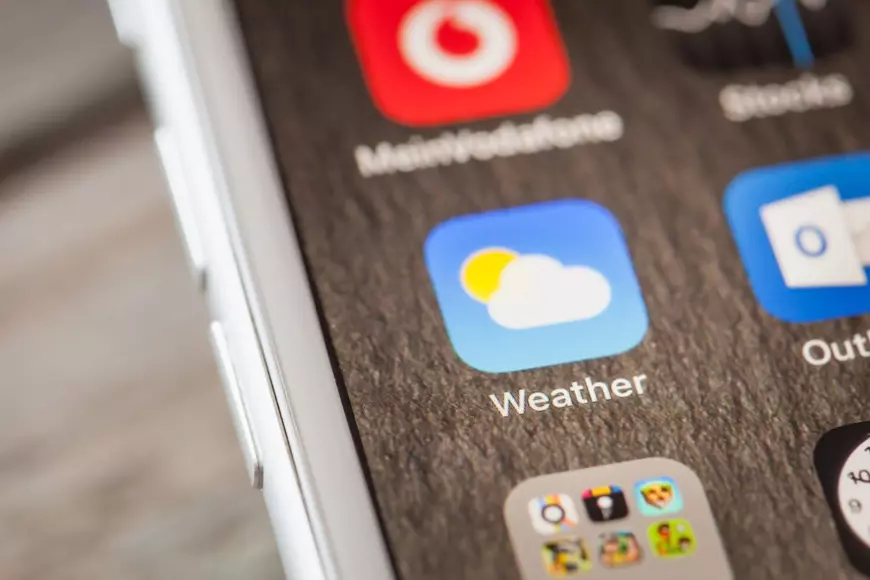 Cele mai bune aplicaţii meteo pentru telefonul tău - Imagine cu iconiţa unei aplicaţii meteo pe ecranul principal al unui smartphone.