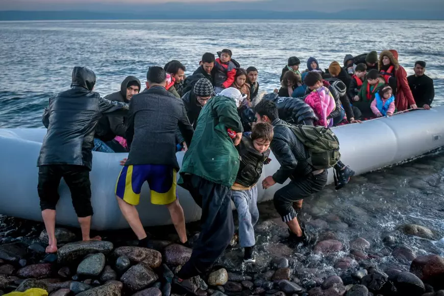 Care este diferenţa dintre refugiați și migranţi - Imagine cu un grup de migranţi care a traversat Marea Egee cu o barcă pneumatică dinspre Turcia şi care a ajuns pe ţărmul insulei greceşti Lesbos.