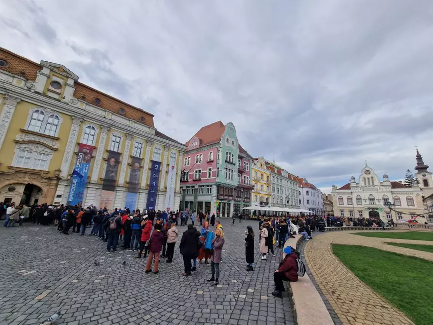 REPORTAJ Am stat trei ore la coadă pentru 29 de minute de cultură. De ce sunt cozi imense la expoziția Brâncuși din Timișoara