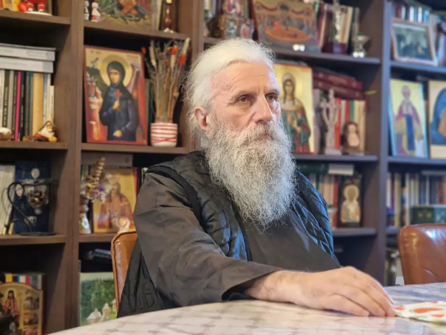 Interviu cu călugărul care a fost director de bancă: „Suntem într-o recesiune. Toate politicile monetare, financiare, economice sunt doar nişte aparate care ţin în viaţă un muribund”