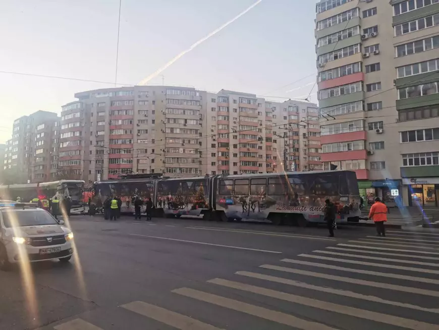 Două tramvaie s-au ciocnit violent în București. Trei persoane au fost transportate la spital