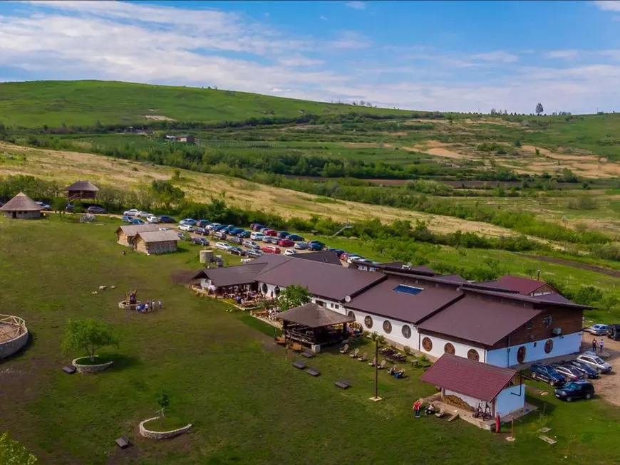 UPDATE | Incendiu la Ferma Dacilor: a fost recuperată a șaptea victimă - un copil. O altă persoană, încă dispărută. Pensiunea nu avea nici autorizație de construire