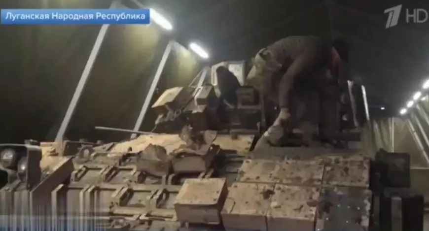 Rușii au făcut paradă la TV cu un „ucigaș de tancuri” Bradley capturat. Soldații care au recuperat blindatul american au fost medaliați