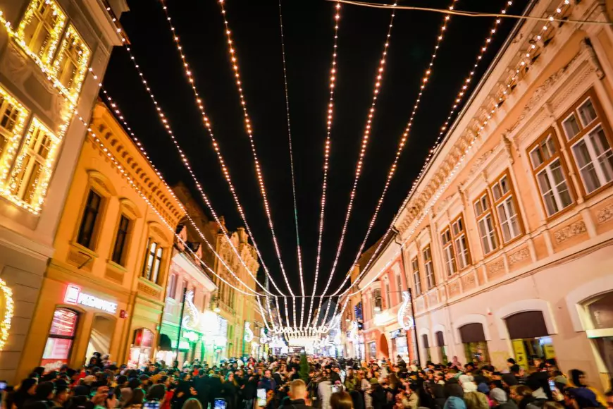 FOTO. Spectacol gastronomic la târgul de Crăciun de la Brașov. De la cârnați, sarmale și piftie la turtă dulce, cozonac și ciocolată de casă