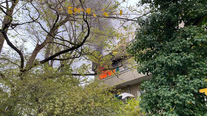 Un tânăr a sărit de la balcon cu tot cu patul de care era legat cu cătușe, când i-a luat casa foc, în Germania. Iubita lui a fost arestată