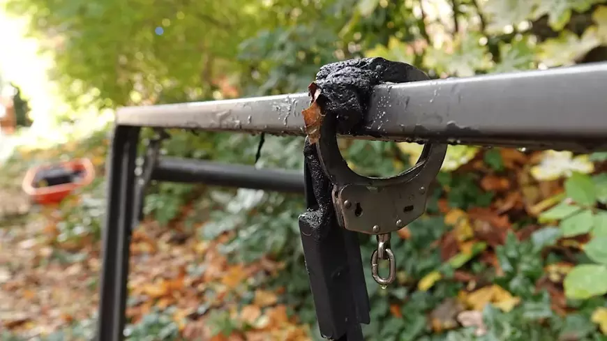 Un tânăr a sărit de la balcon cu tot cu patul de care era legat cu cătușe, când i-a luat casa foc, în Germania. Iubita lui a fost arestată