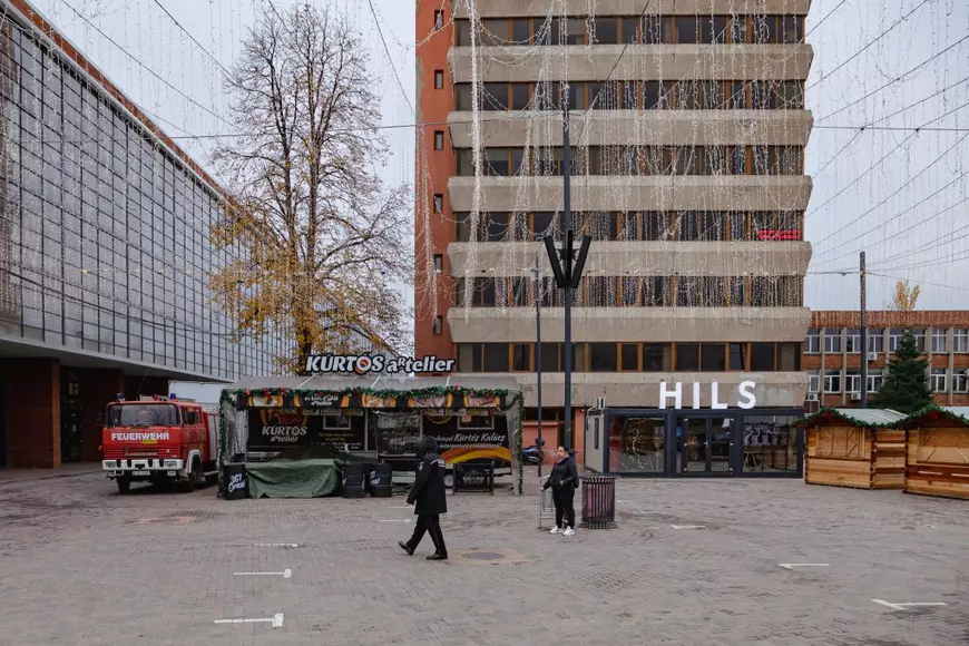 Primarul Negoiță a instalat la târgul de Crăciun de la Hala Laminor un birou de vânzări pentru complexul rezidențial HILS, al fratelui său. Minicartierul urmează să fie construit lângă hală